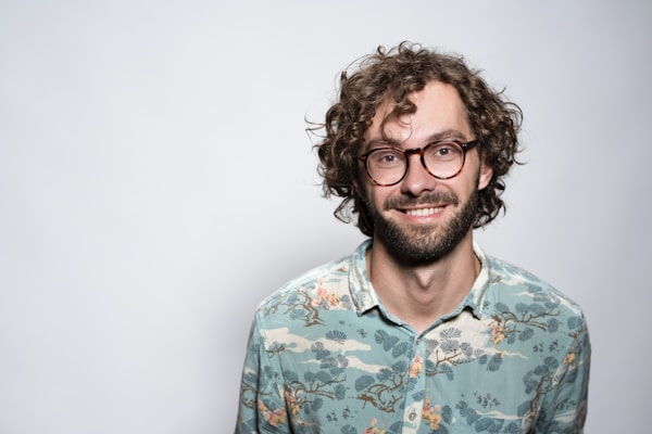 Photographe de portrait - Paris Portrait d’un homme souriant avec une barbe et des lunettes