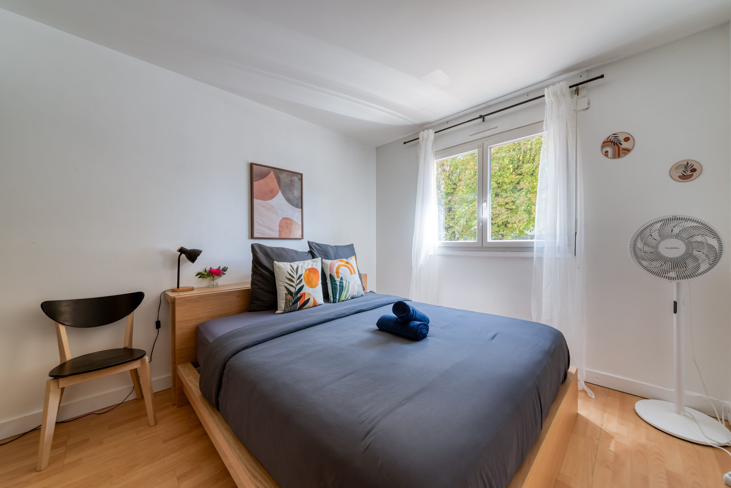 Chambre lumineuse aux tons bleus