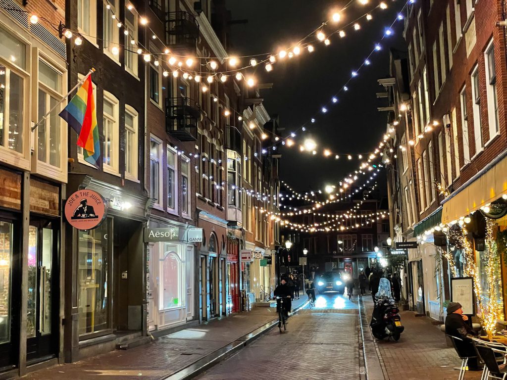 Une rue illuminée à Amsterdam — photographie de Maxime Meunier