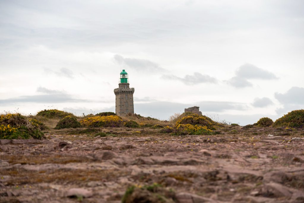 Le phare au-dessus des falaises — photographie de Maxime Meunier