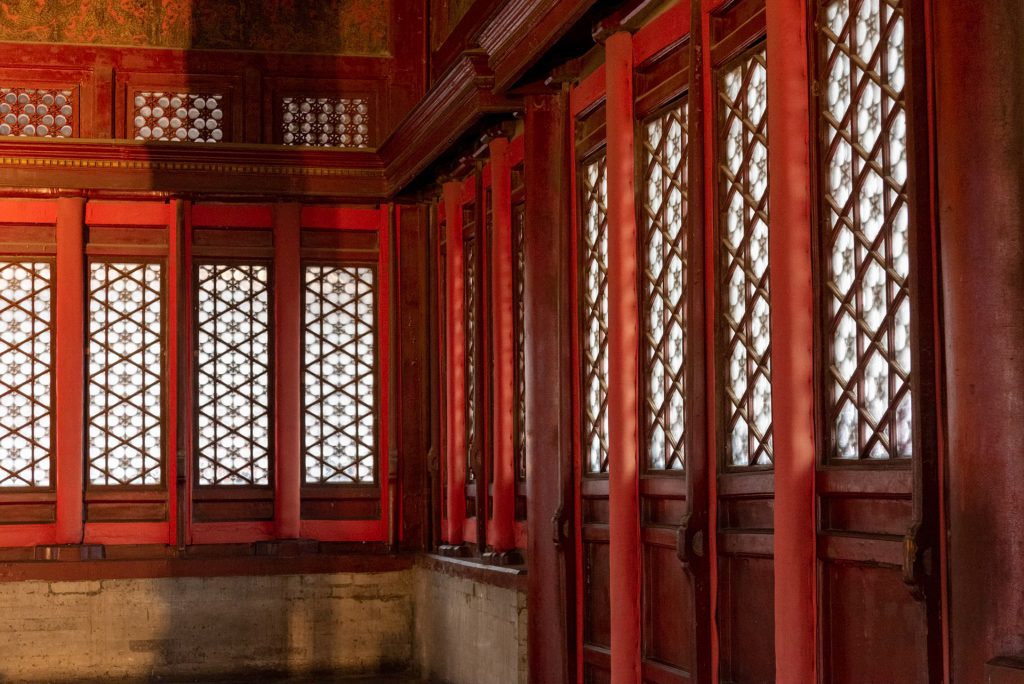 Rouge et lumière dans un palais — photographie de Maxime Meunier