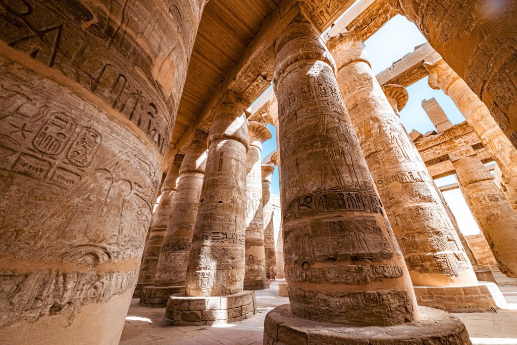 Les colonnes monumentales d’un temple — photographie de Maxime Meunier