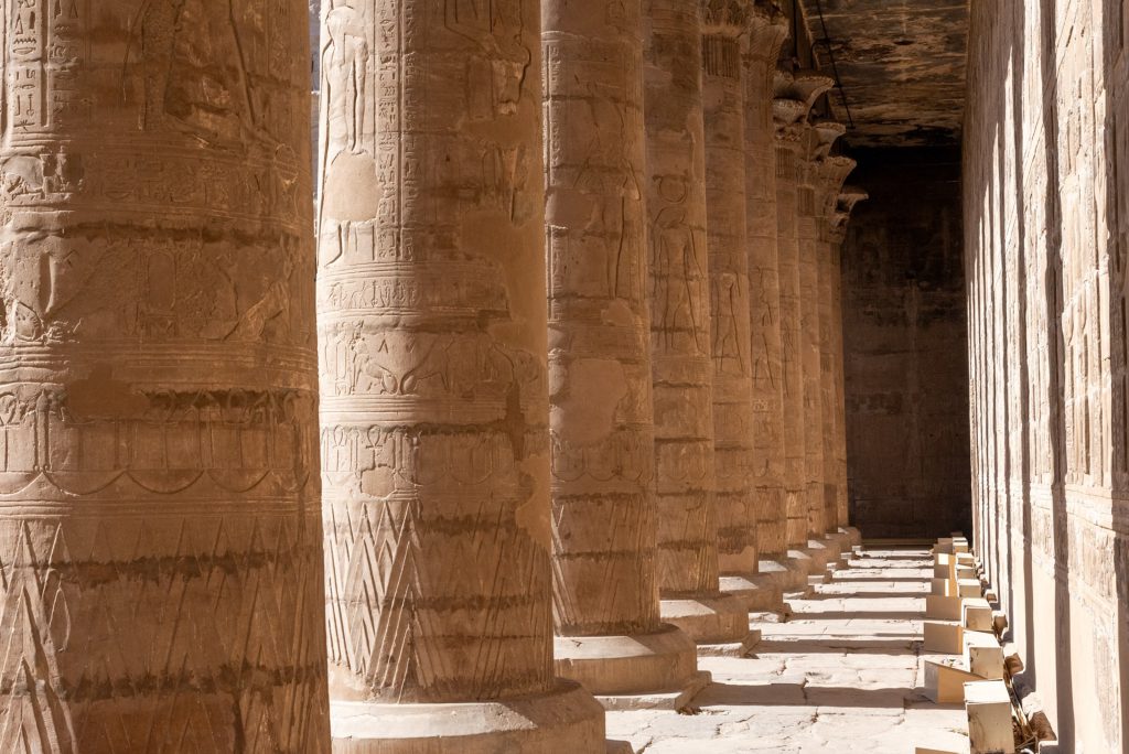 Lumière entre les colonnes — photographie de Maxime Meunier