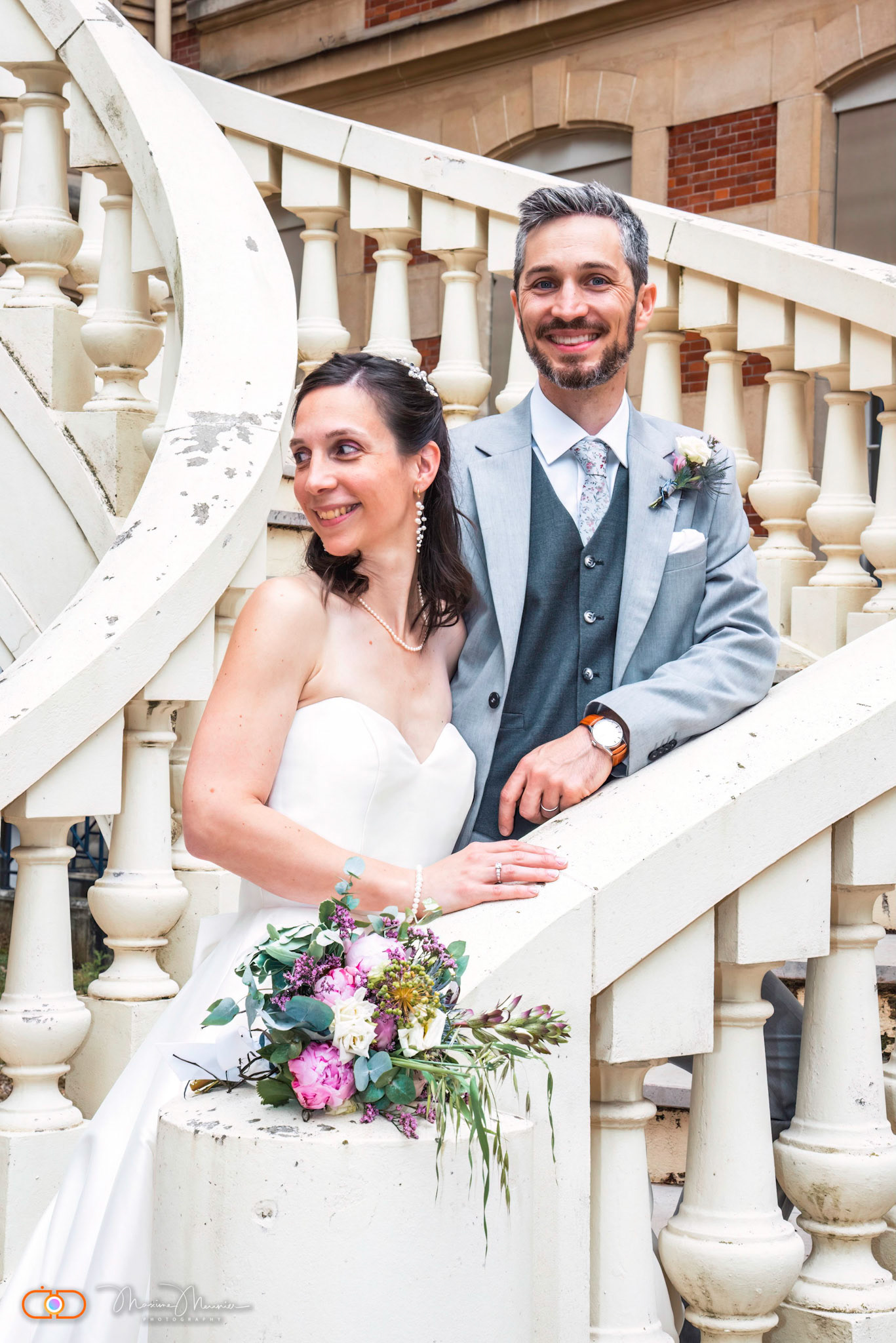 Les mariés dans un escalier — photographie de Maxime Meunier