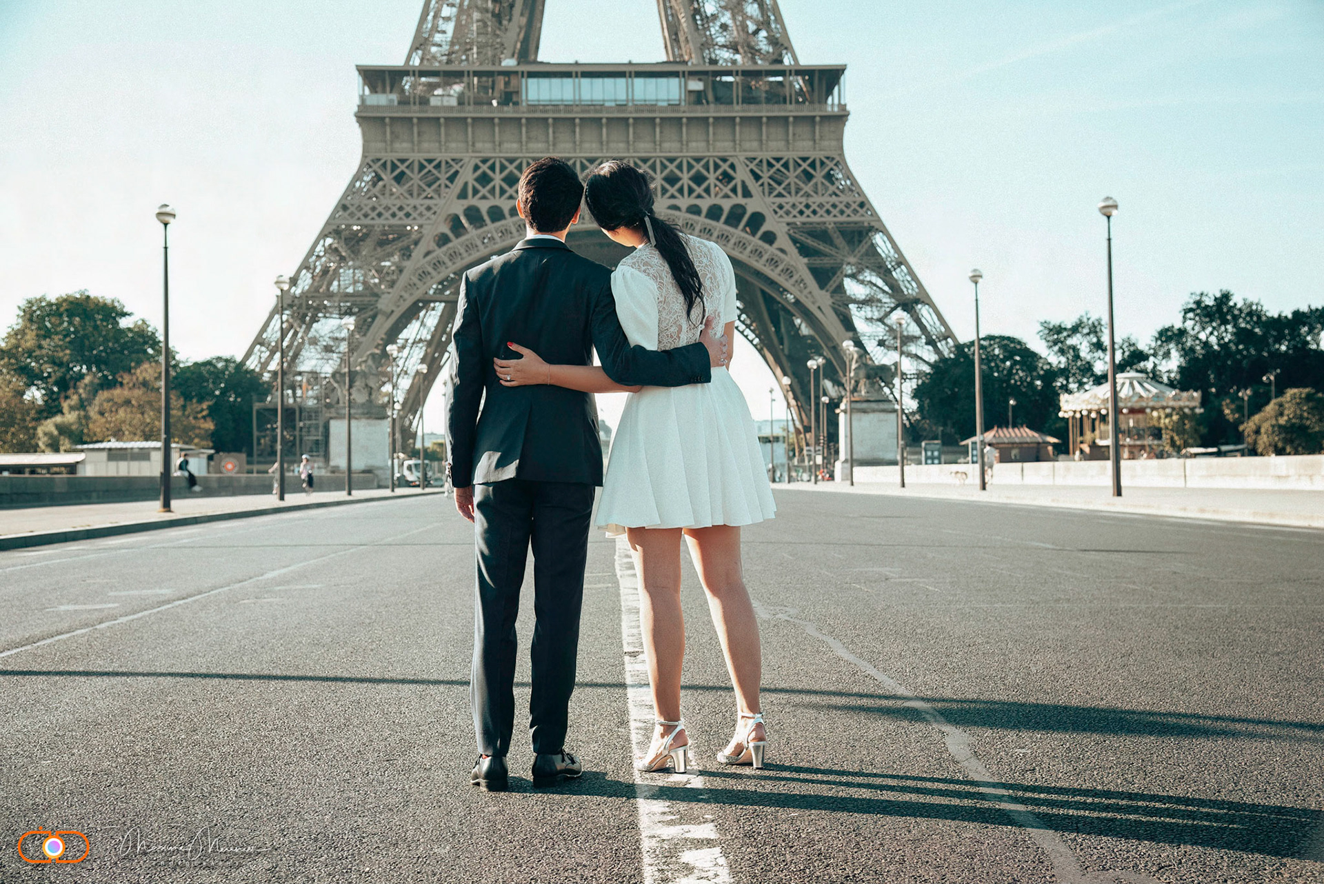Un couple devant la tour Eiffel — photographie de Maxime Meunier