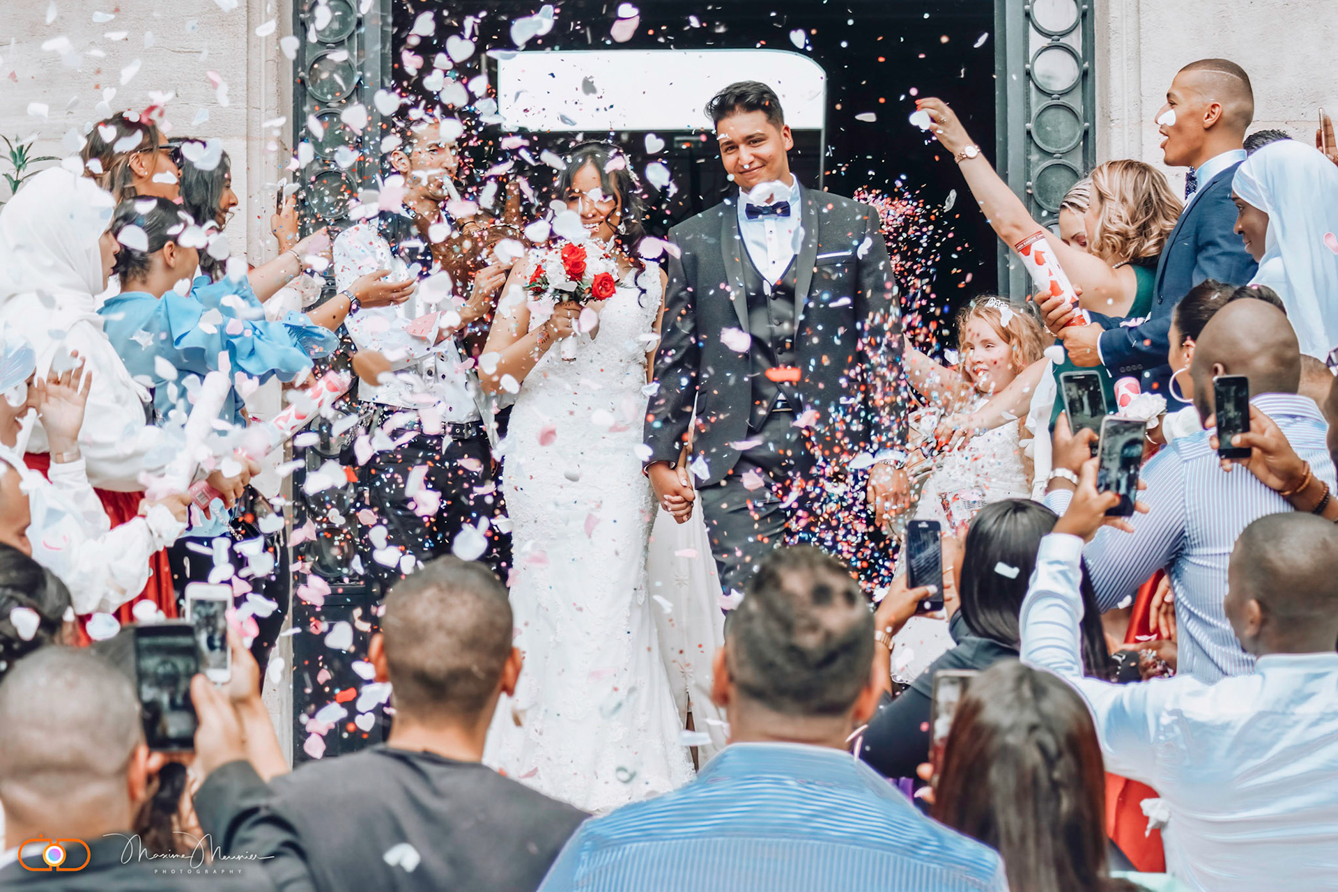 La sortie de cérémonie sous les confettis — photographie de Maxime Meunier