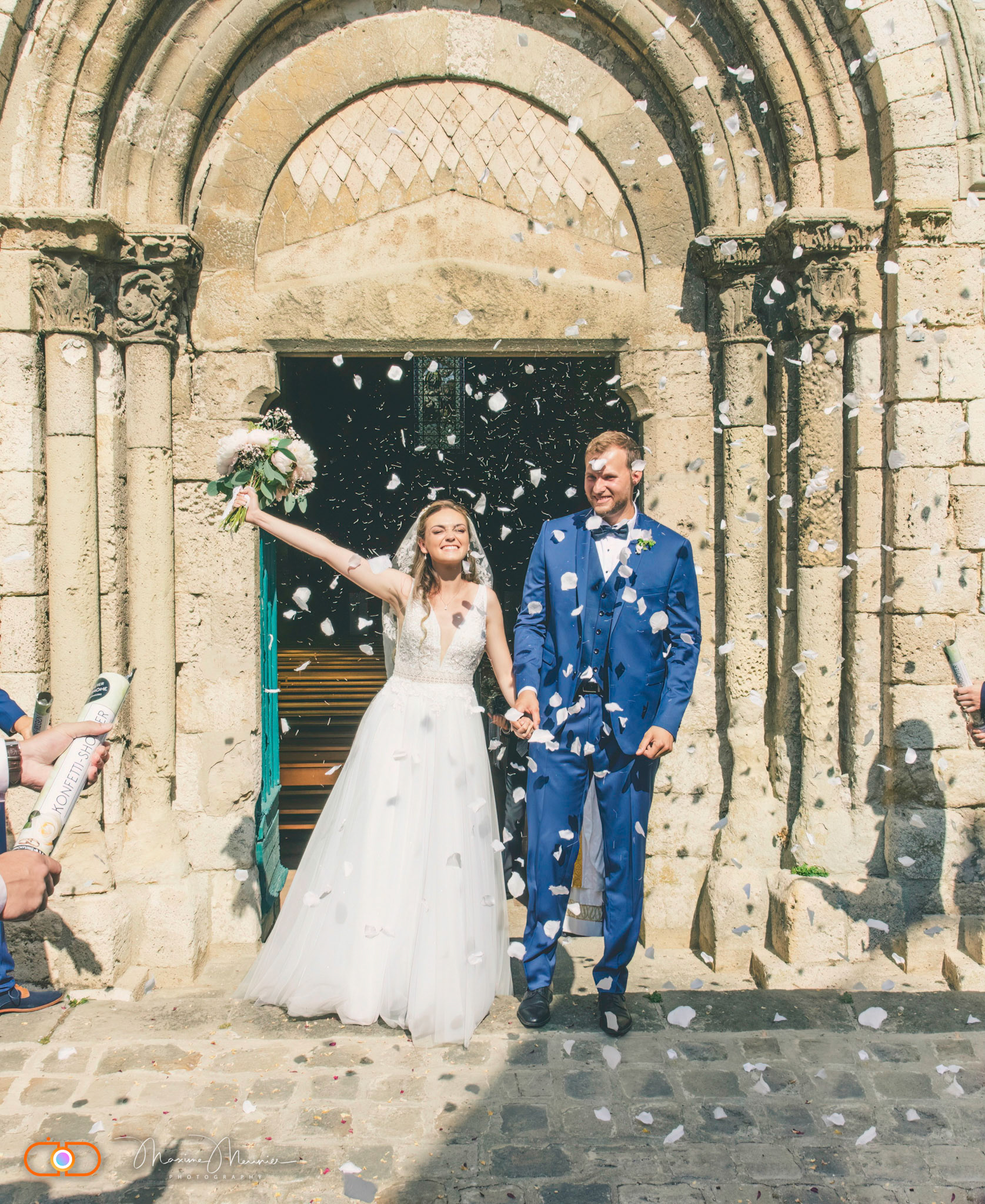 Les mariés sous le porche — photographie de Maxime Meunier