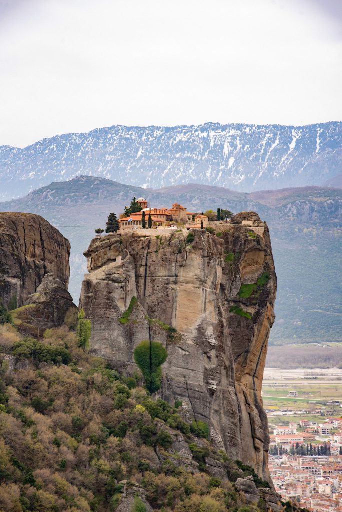 Un monastère au sommet du rocher — photographie de Maxime Meunier