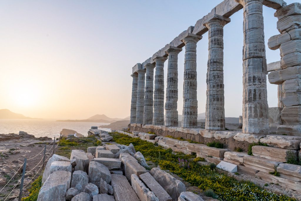 Un temple face au soleil couchant — photographie de Maxime Meunier