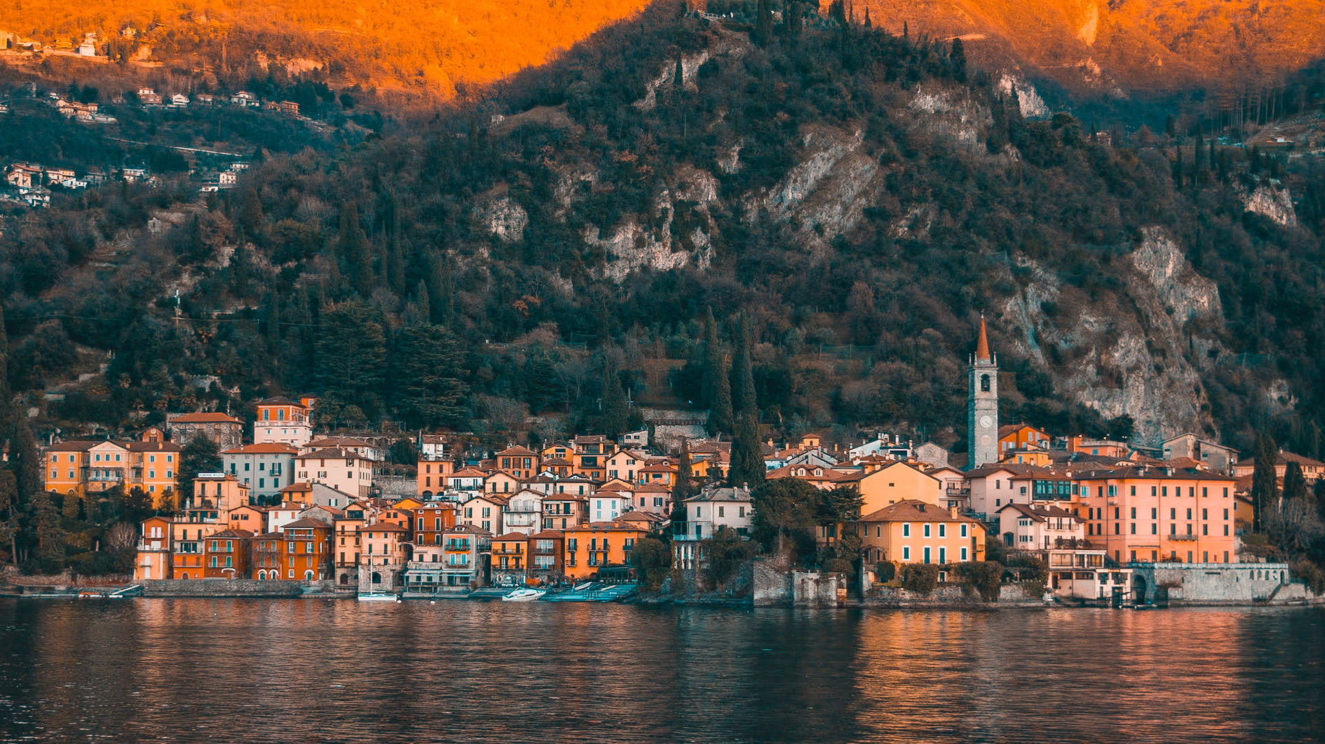 Les façades au pied des montagnes — photographie de Maxime Meunier