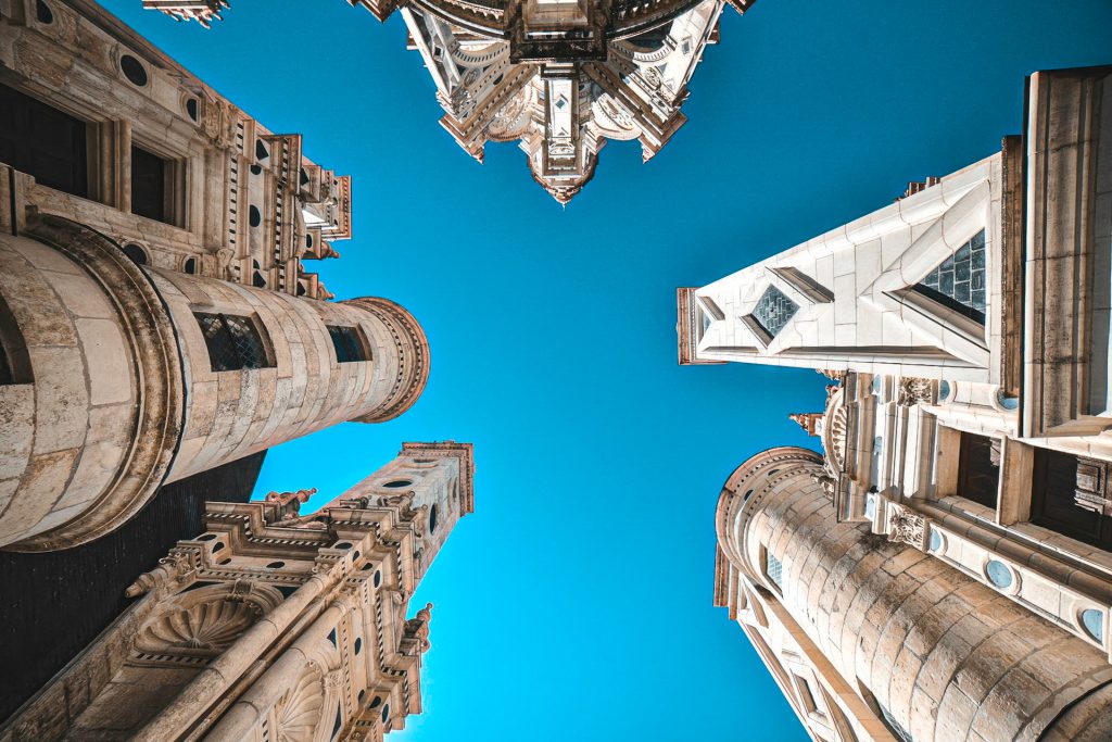 Les tours découpées dans le ciel — photographie de Maxime Meunier