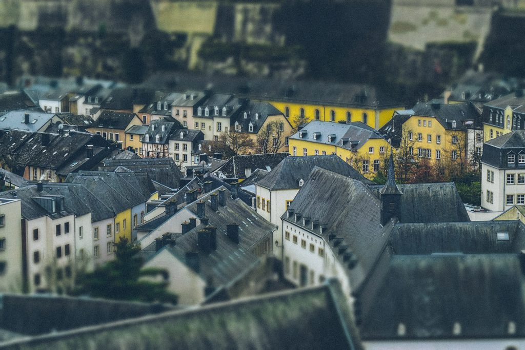Les toits du Luxembourg — photographie de Maxime Meunier
