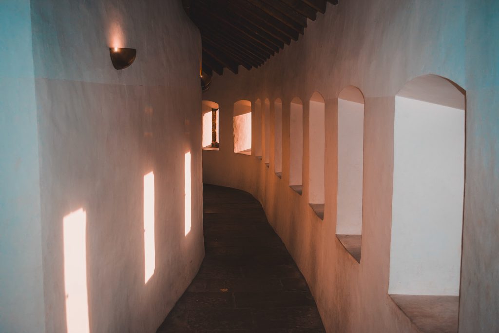 La lumière au bout du passage — photographie de Maxime Meunier