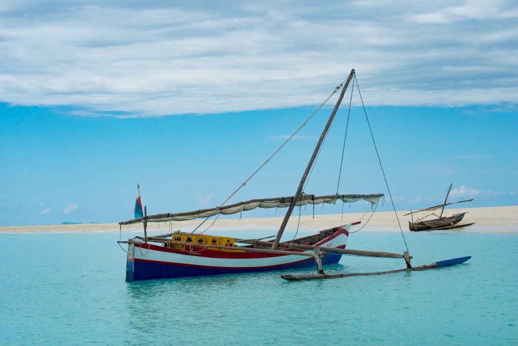 Une pirogue sur l’eau turquoise — photographie de Maxime Meunier