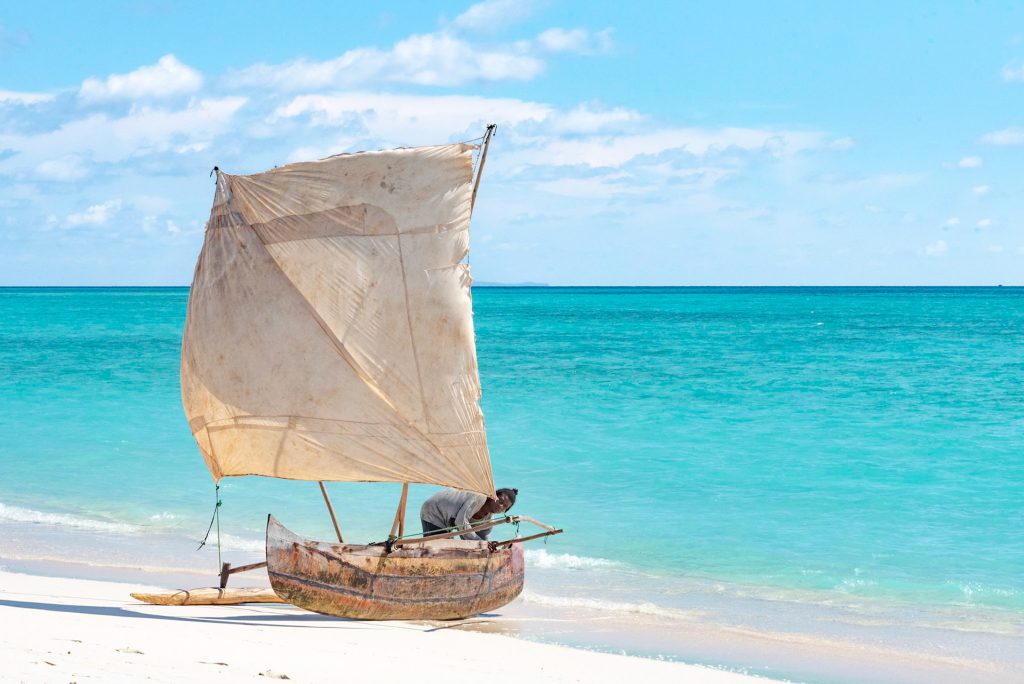Une voile sur le sable blanc — photographie de Maxime Meunier