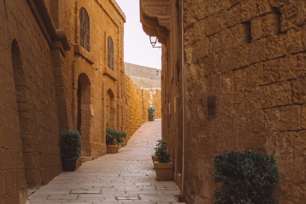 Une ruelle dans la lumière — photographie de Maxime Meunier