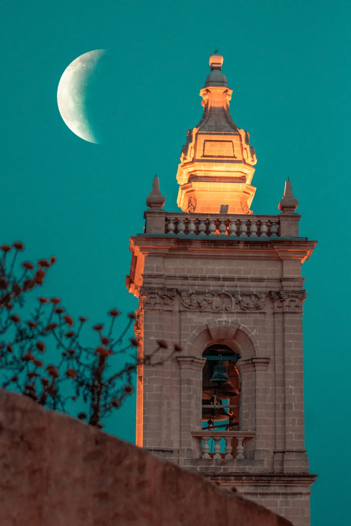 Le clocher et la lune — photographie de Maxime Meunier