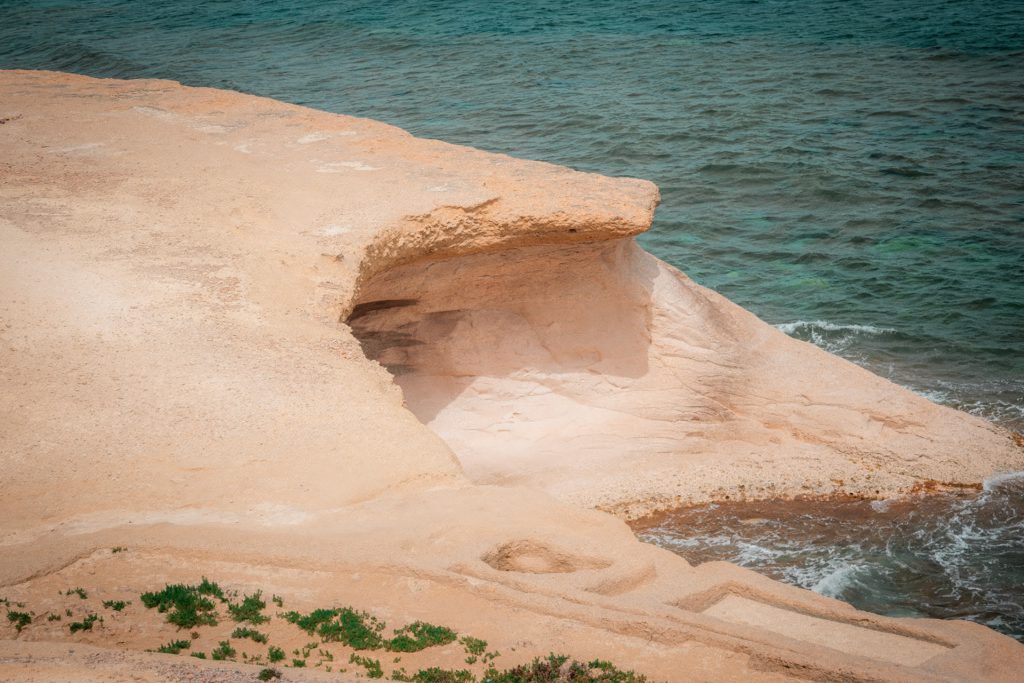 La pierre blonde au bord de l’eau — photographie de Maxime Meunier