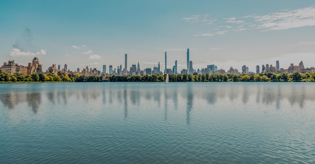 La ville au-delà du lac — photographie de Maxime Meunier
