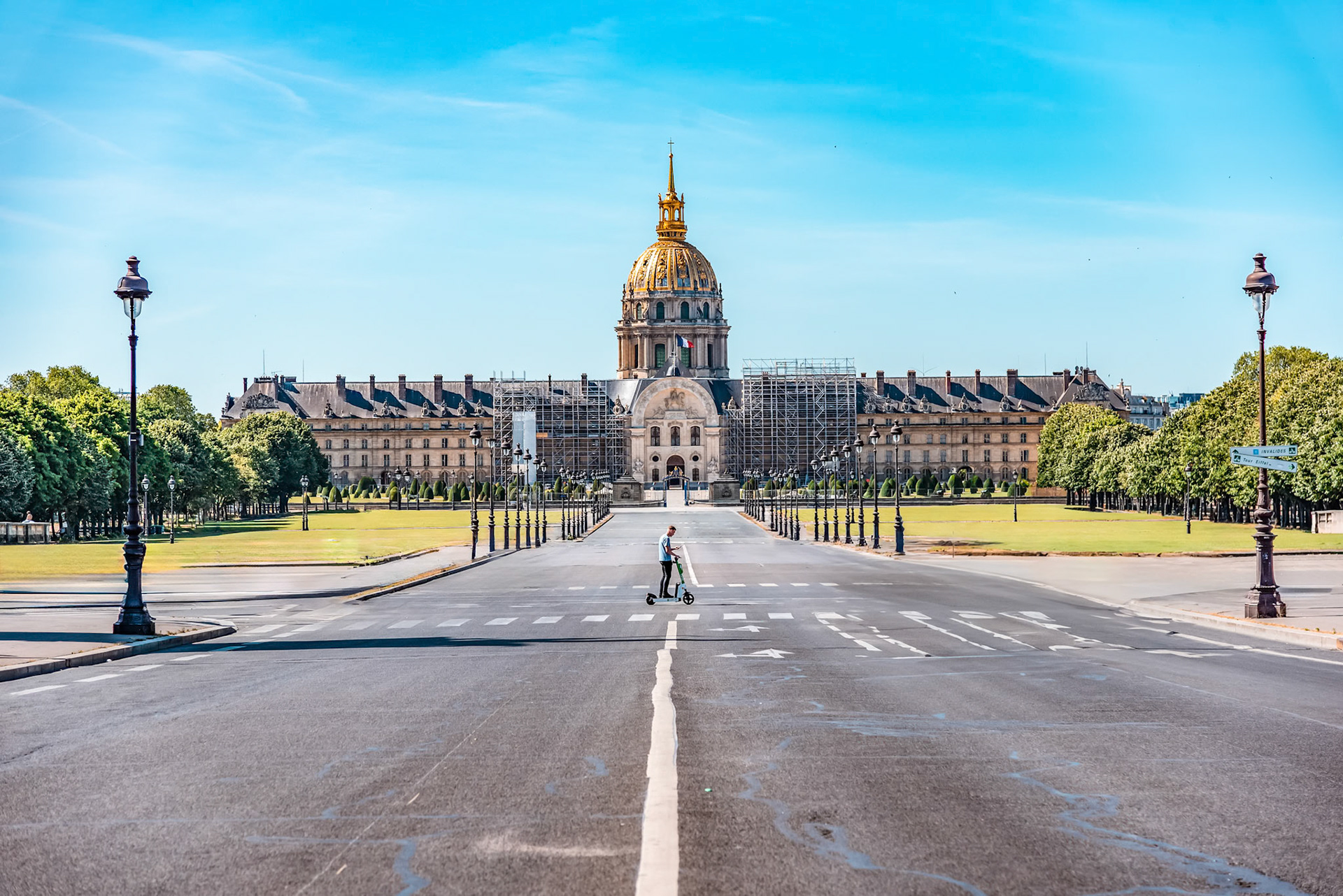 Les Invalides sous le ciel bleu — photographie de Maxime Meunier