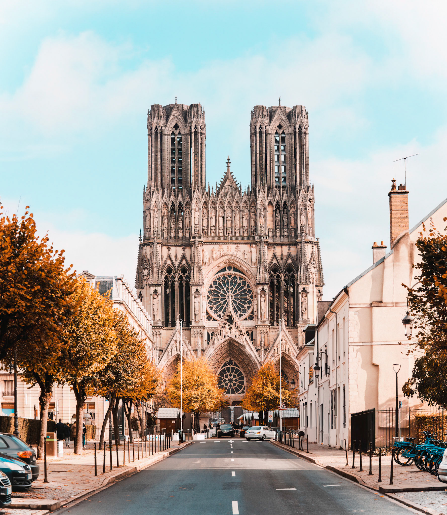 La cathédrale au bout de la rue — photographie de Maxime Meunier