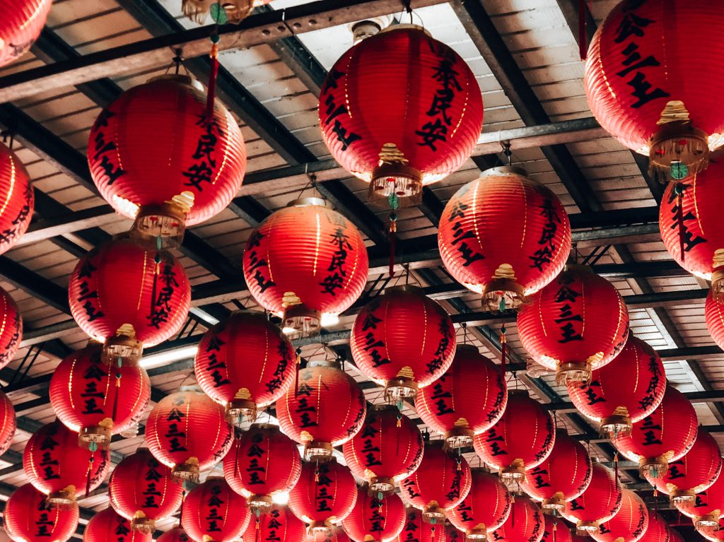 Lanternes rouges dans un temple — photographie de Maxime Meunier