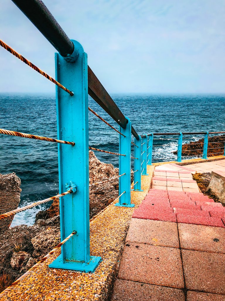 Un escalier vers la mer — photographie de Maxime Meunier
