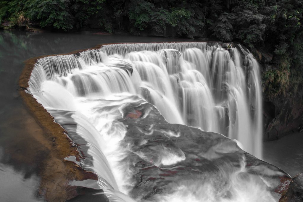 La cascade entre les rochers — photographie de Maxime Meunier