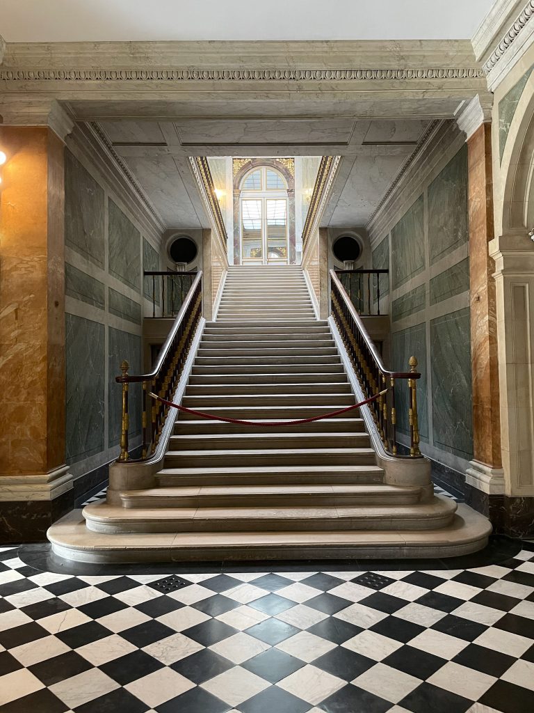 L’escalier et son damier — photographie de Maxime Meunier
