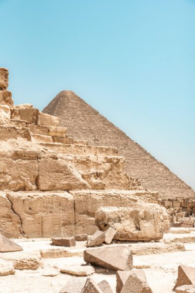 La pyramide et les pierres de Gizeh — photographie de Maxime Meunier