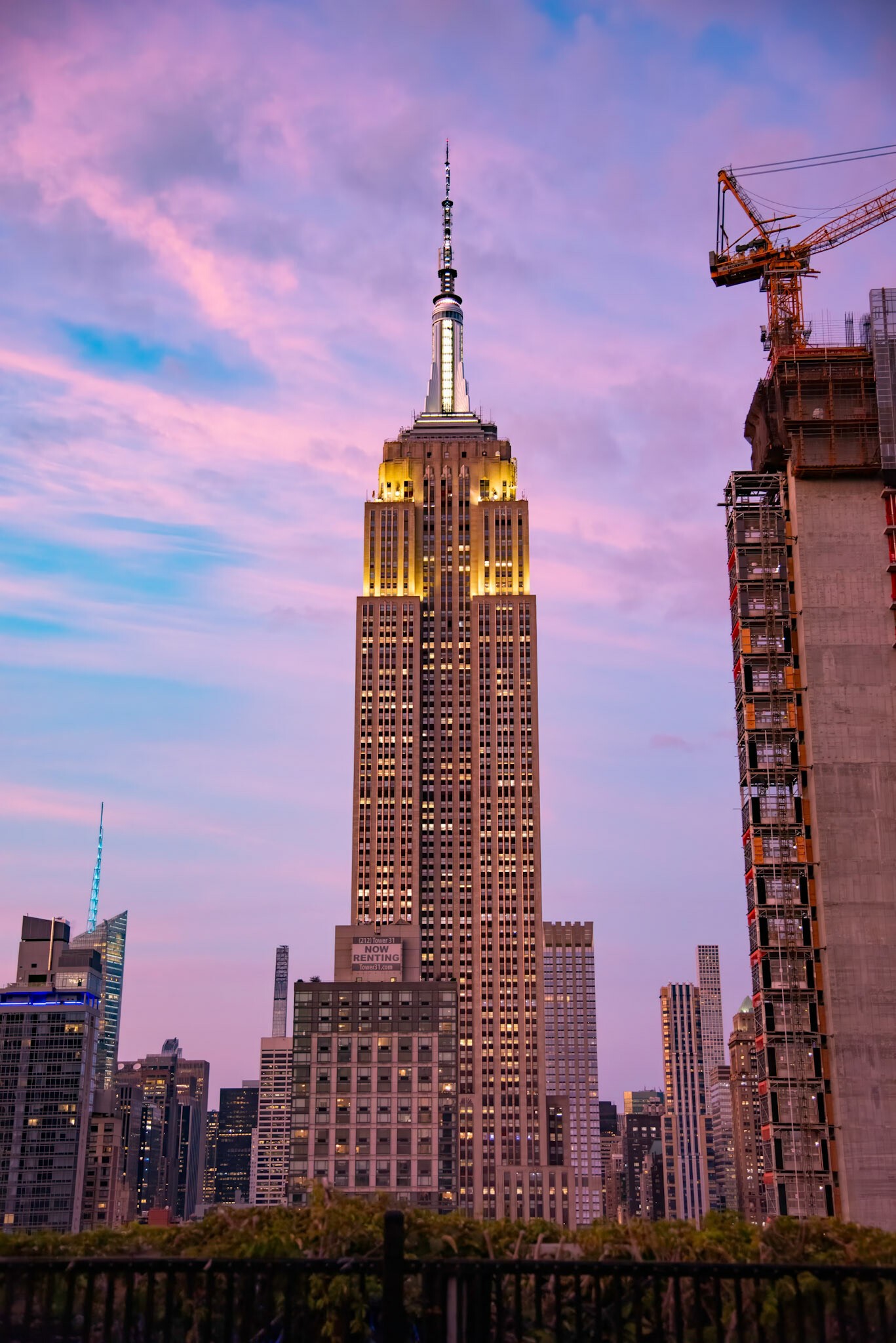 Photographe & Designer web - Paris L’Empire State Building dans le ciel rose — photographie de Maxime Meunier