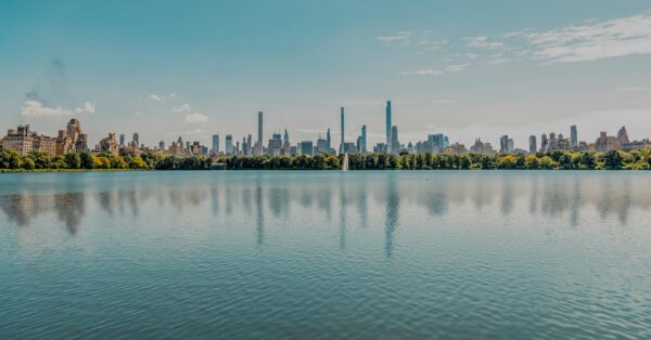 La ville au-delà du lac — photographie de Maxime Meunier