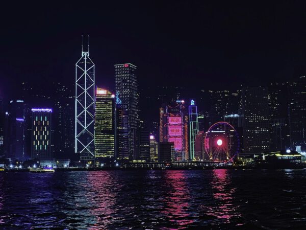 Hong Kong à la nuit tombée — photographie de Maxime Meunier