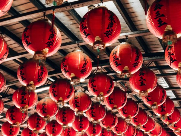 Lanternes rouges dans un temple — photographie de Maxime Meunier