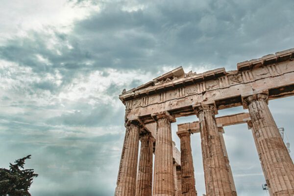 Les colonnes sous le ciel grec — photographie de Maxime Meunier