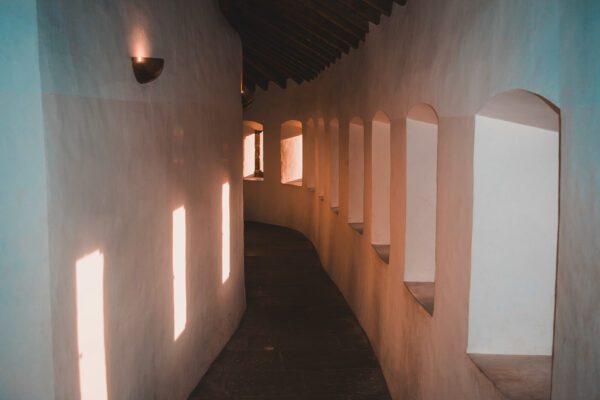 La lumière au bout du passage — photographie de Maxime Meunier