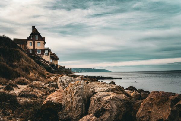La maison face à la mer — photographie de Maxime Meunier