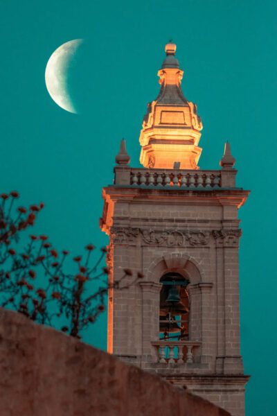 Le clocher et la lune — photographie de Maxime Meunier