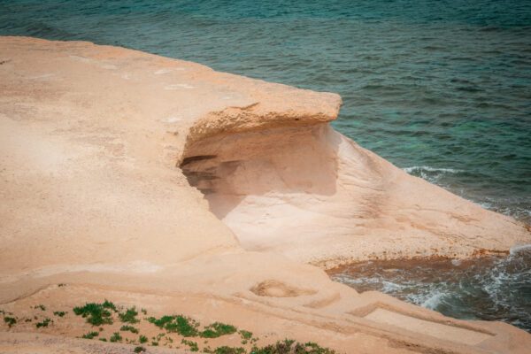 La pierre blonde au bord de l’eau — photographie de Maxime Meunier