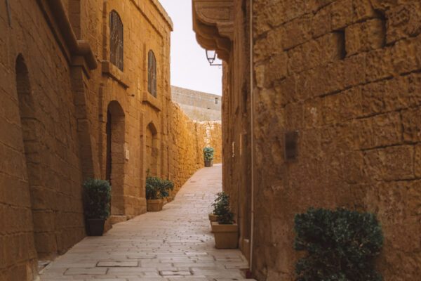 Une ruelle dans la lumière — photographie de Maxime Meunier