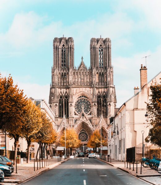 La cathédrale au bout de la rue — photographie de Maxime Meunier